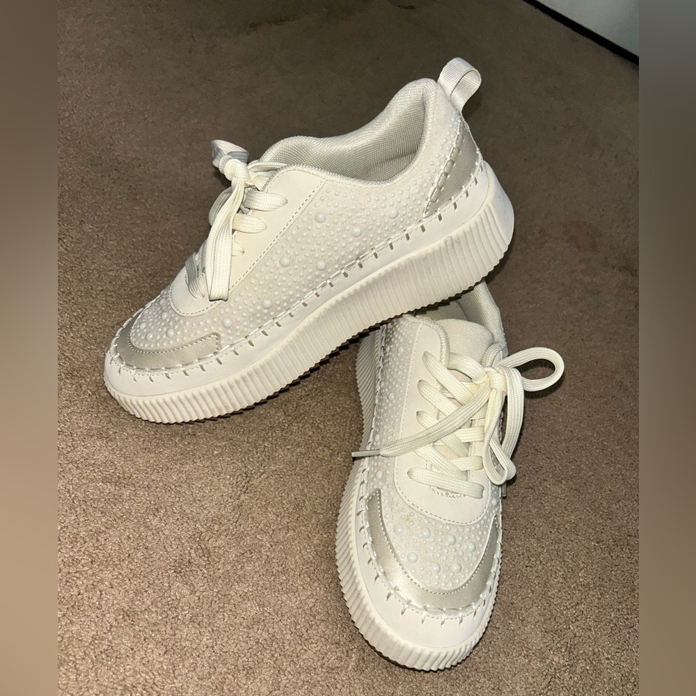 Size 8 Nicole Miller white sneaker